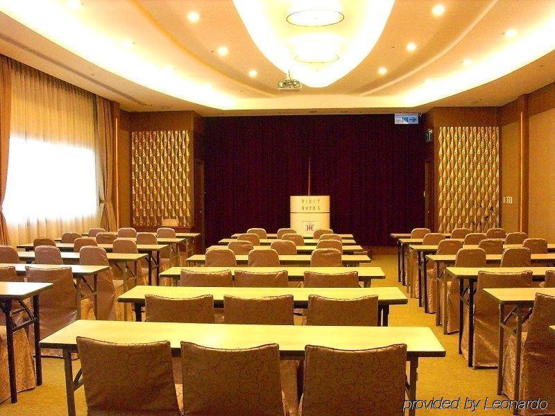 First Hotel Taipei Esterno foto